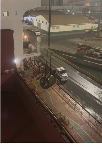 Primeira operação de guindaste com bobinas brutas