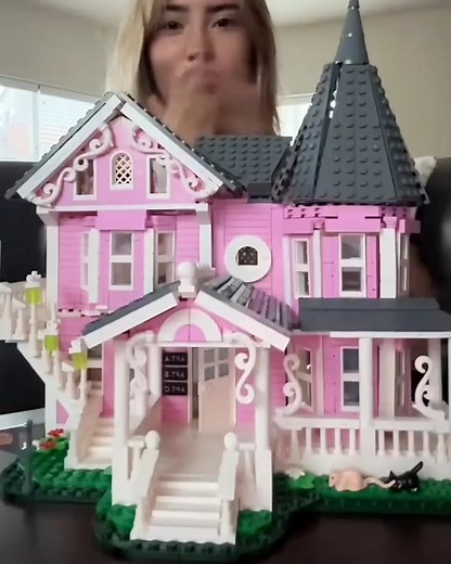 Building the Coraline house... with LEGO 🤩🖤 | Tyla