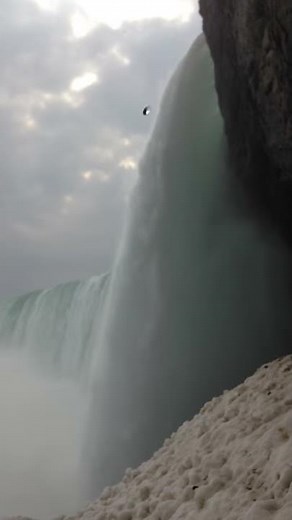 ナイアガラの滝、落ちる瞬間 横から見たもの