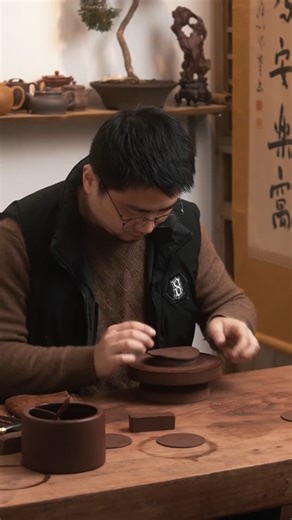 Have you ever been intrigued by the elegance of Yixing Zisha teapots? Step into a world where tradition and artistry unite. 🌿✨ Each Yixing Zisha teapot begins as a simple lump of clay, expertly crafted by artisans who have mastered their skills over generations. Imagine the detailed process—each contour carefully shaped, every teapot a reflection of dedication and passion. These creations are not just for brewing tea; they are a celebration of a rich cultural heritage. 👐🎨 Now, picture yoursel