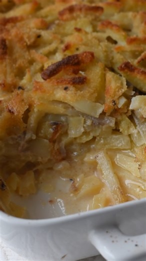 Este pastel salado llamado "la tentación de Jansson" es una receta muy popular en Suecia, no dejes de prepararlo en casa, verás qué rico. INGREDIENTES (4 personas) 6 patatas medianas 2 cebollas 3 latas pequeñas de anchoas en aceite 300 ml. de nata o crema de leche 60 gr Mantequilla Pan rallado Sal y pimienta | Y hoy qué comemos