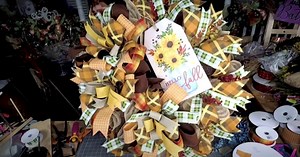 DIY Deco Mesh Wreath Using Bows