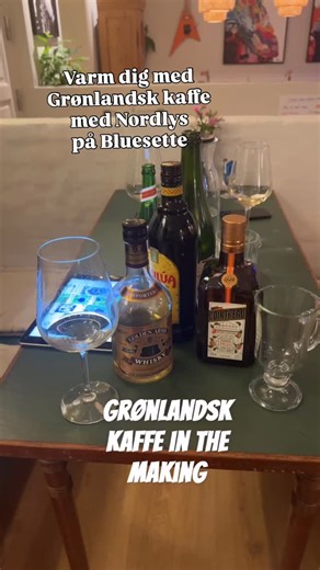 Kom ind i vores musik cafe og prøv Grønlandsk. Kaffe med Nordlys. Vidste du at i Jyllandsgade 30 i Esbjerg har vi grønlandske rødder🇬🇱 Anja @bluesettepandekager og Mia Lyberth @xperimentet er opvokset i Grønland med en Grønlandsk far og en dansk mor. Har du smagt Grønlandsk kaffe? #bluesette #xperimentet #grønlandskkaffe #esbjerg #livemusikesbjerg | Bluesette