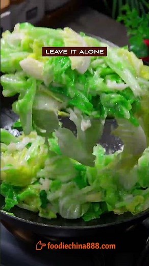 EASY VEGAN STIR-FRIED CABBAGE RECIPE #vegan #vegetarian #recipe #cooking #chinesefood #cabbage