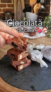Pentru multi dintre noi gustul dulce al copilariei inseamna ciocolata de casa. 🍫🏠 Adevarul este ca chiar este incredibil de buna!! 🤎 Ciocolata de casa cu alune de padure 🌰🍫 ▪️250 gr lapte praf ▪️80 gr cacao ▪️250 gr zahar ▪️120 ml apa ▪️1 lingura extract de lamaie ▪️60g unt gras ▪️150 gr mix alune de padure, visine deshidratate si merisoare 1️⃣ Cernem laptele praf si cacaua intr-un bol incapator, amestecam pana se incorporeaza perfect si lasam de-o parte. 2️⃣ Pentru sirop amestecam zaharul 