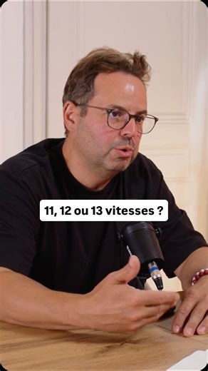 Vous êtes plutôt 11, 12 ou 13 vitesses ? Mono ou double plateau ? 🧐 Épisode à découvrir demain avec comme d’habitude une Masterclass de JP de @211cycles 🤩 ❤️ Épisode soutenu par : La Fédération française de cyclotourisme, FFVélo @ffvelo_officiel Les magasins Cyclable @cyclable_france Pour écouter l’épisode lien en bio 🎙️ | Tous en Selle