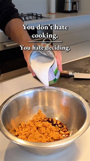 Dan Leo 🇦🇺🇹🇭🇹🇼 on Instagram: "This is your problem: You open the fridge and stare. Nothing goes together. -You scroll for “easy dinner ideas” and somehow lose 15 minutes and still cook nothing -You buy ingredients with good intentions… then throw them out a week later -You’re either repeating the same 3 meals or burning out trying to make something “new” -By the time you decide what to cook, you’re already over it The problem isn’t cooking. It’s decision fatigue. Dinner feels hard when eve