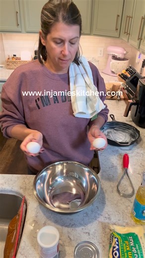 Comment CORNBREAD and I’ll send you the recipe 😋 Sop up all your gravy, sauce, soup, and chili with this light and fluffy southern corn bread. It’s the perfect blend of sweet and savory. I’m grabbing another hot piece topped with butter 🤰 #cornbread #southernsides #homemadecornbread #cornbreadrecipe | In Jamie's Kitchen