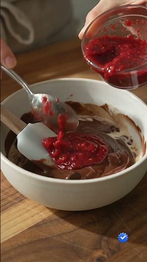 Easy Raspberry Dark Chocolate Truffles #easyrecipe #chocolate #raspberry #homemadefood #food