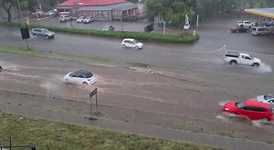 Reports of LOCALISED FLOODING of low-lying areas in Pretoria 📍Atterbury Road 📸 Kobie van Zyl | Vox Weather
