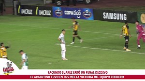 #OrientePetrolero #FacundoSuarez FACUNDO SUAREZ DESPERDICIÓ UN PENAL DECISIVO PARA ORIENTE Mala noche para el goleador refinero. El argentino Facundo Suarez falló el penal que significaba la victoria del cuadro albiverde. Al final del compromiso se retiró en llanto, mientras que sus compañeros tuvieron que consolarlo. | Pasión de Fútbol-Bolivia