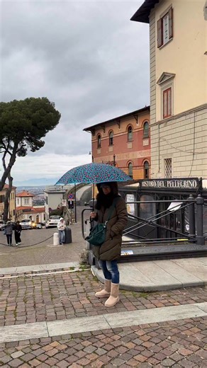 Oggi siamo stati al santuario di Montenero. Mamma mia, che tristezza. A parte il Santuario, tutto il contorno è in evidente stato di abbandono: spazi mezzi aperti, scritte ovunque, degrado diffuso. Niente più brigidini. Il caffè all’angolo, quello su due piani, è completamente abbandonato e sta cadendo a pezzi. Ma forse mi sembra solo oggi con questa giornata grigia… Che desolazione… era tanto che non tornavo al santuario di Montenero… Buonanotte Popolo ! | Sebastian Conrad Rocco