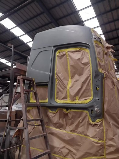 Pintando camion VOLVO FH reparación cambio de costado y panel trasero pintura gris perlada.💪 #workout #pinturaautomotiva #scania #volvotruck #volvo#painting #pintura