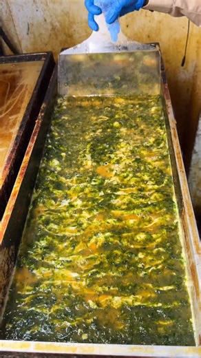 巨大鉄板で作る絶品あおさ玉子焼き 鎌倉名物の巨大な鉄板で焼き上げる卵焼きの中にあおさをたっぷり使用した絶品の玉子焼き。 ふわふわの玉子焼きと海の香りがふわっと広がるあおさが相性抜群。 📍はんなりいなり/鎌倉 あおさの玉子焼き ¥300 🏠住所: 神奈川県鎌倉市小町2-8-6 🚃 最寄駅: 鎌倉駅から徒歩5分 ⏰営業時間:10:00 - 19:00 🗓️ 不定休 Exquisite Aosa Omelet Cooked on a Giant Iron Plate This exquisite omelet is made with plenty of aosa, a sea lettuce, and is cooked on a giant iron plate, a Kamakura specialty. The fluffy omelet pairs perfectly with the aosa, which has a subtle ocean aroma. 📍Hannari Inari/Kamakura Aosa Omelet ¥300 🏠Address: 2-8-