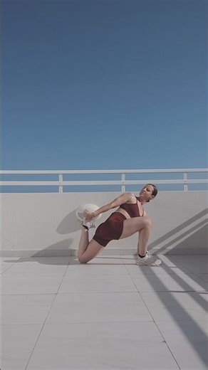 STATIC QUADS STRETCH IN LUNGE POSITION