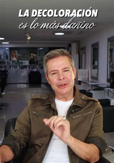 ¿El alisado daña más que la decoloración? 🤔 La decoloración puede ser agresiva si no se controla, pero el alisado químico cambia la estructura del cabello… y ahí está la gran diferencia. No es el proceso, es cómo se hace y en qué cabello. Un buen diagnóstico lo cambia todo 💇‍♀️✨ Carrera 13 #78-60, Bogotá Agenda tu cita hoy #CuidadoCapilar #Alisado #Decoloración #HairTips
