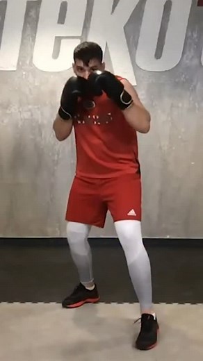 📹 BLOCKS lernen vom Champion! Weltmeister Pavlica Steko zeigt dir heute die wichtigsten Block-Techniken im Boxen – Schritt für Schritt und leicht erklärt. 👉 Technik ist alles – und wer richtig blockt, gewinnt Kämpfe. 💪 Trainiere mit uns und lerne von den Besten! 📍 Steko’s Gym München 📆 Jetzt kostenloses Probetraining buchen 📲 @steko_s #Boxen #Kickboxen #Stekos #Boxtraining #Paluka #Boxtechnik #Defense #FightSmart #MMA #MuayThai #Probetraining #MunichFitness #kampfsport | Steko's Sportcente