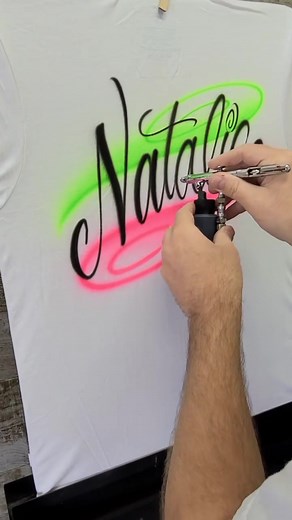 Airbrush name design on a t-shirt #airbrushname #tshirt #calligraphy #cursivewriting #fyp #airbrush #script-002 #art | Gomás