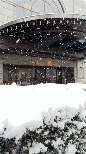 Nikko Kyoto ホテル日航プリンセス京都【公式】 | ・ 2月8日朝から、非常に強い寒気の影響で京都市街でも雪が舞っており、ホテル周辺の街並みも雪景色となりました。 雪の影響で滑りやすくなっておりますので、お足元にはお気を付けください。 寒い日が続いておりますが、暖かくしてお過ごしください。 #ホテル日航プリンセス京都... | Instagram
