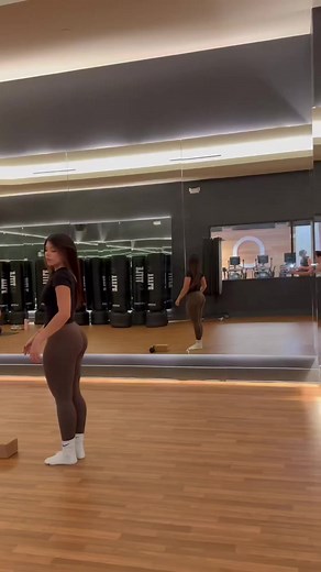 Legging é uma roupa justa e elástica, geralmente feita de tecido como Lycra ou algodão, que cobre as pernas, normalmente usada para treino, conforto ou estilo 😊. Quer saber mais sobre tipos ou como usar?