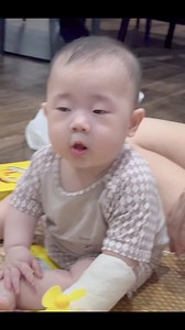 Có thằng cháu cưng mà nó bên trọng bên khinh ntn đây. Nhìn anh nó thì cười, ngó qua bác lật mặt luôn. Yêu gét rõ ràng 😂( clip hồi e bé đang đau tay, giờ em khỏi r nha) | Nhữ Thảo