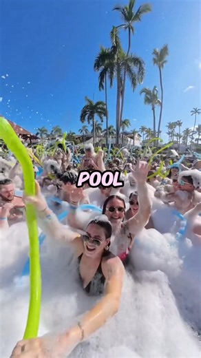 you're having a pool day with your friends today! which pool would you pick? 🤩🌊