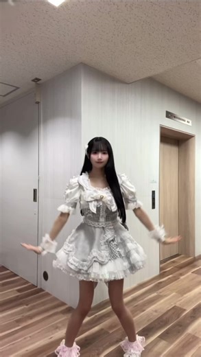 スカートが変な方向に回るダンス動画