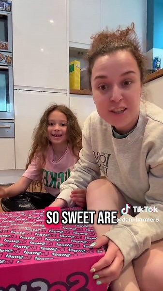 Tracy Beaker Unboxing with Avarie-Belle