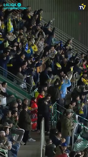 🔥 Desde fuera, a la escuadra, imposible de parar… Moussa Diakité lo hace parecer fácil 😍 👀 Para ver en bucle 🔄 | Cádiz C.F.