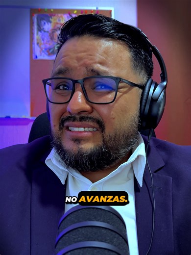 13 años enseñando inglés me confirmaron esto: los métodos tradicionales no funcionan. ¿Sientes que el inglés se te resiste a pesar de llevar meses (o años) intentándolo? 😫Llenar libros de gramática y usar apps de búhos verdes te da vocabulario, pero no te da fluidez. Y seamos honestos: estar en una clase con 40 personas donde nadie te corrige es tirar tu dinero a la basura. 💸 Soy Teacher Alex y después de 13 años enseñando, he diseñado un método basado en la vida real. Aquí no solo aprendes gr