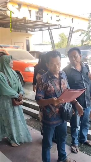 Rembang – Belasan jemaah umrah melapor ke Polres Rembang, karena mengaku menjadi korban penipuan seorang oknum aparatur sipil negara (ASN), berinisial KN (59 tahun) warga Kecamatan Pamotan, Kabupaten Rembang. Salah satu pelapor, Kusnanto, warga Desa Dorokandang Kecamatan Lasem menjelaskan kala itu tanggal 10 Agustus 2025, sebanyak 14 orang berangkat umrah dari belakang Masjid Jami’ Lasem. Mereka semua sudah melunasi pembayaran Rp 22,5 Juta/orang kepada KN, selaku perwakilan biro umrah di Kabupat