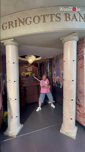 LEGO Sword Crumble at Shop Display: Hilarious Footage || WooGlobe