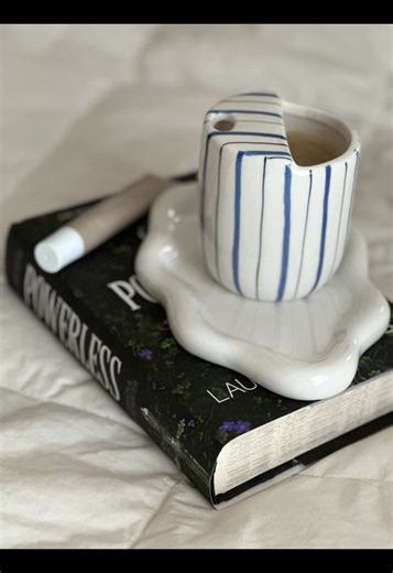 Are you a pop socket or a strap lover?? Personally haven’t tried straps yet but I love customizing with different pop sockets ✨ #kindleunlimited #kindle #popsocket #bookish #booktok