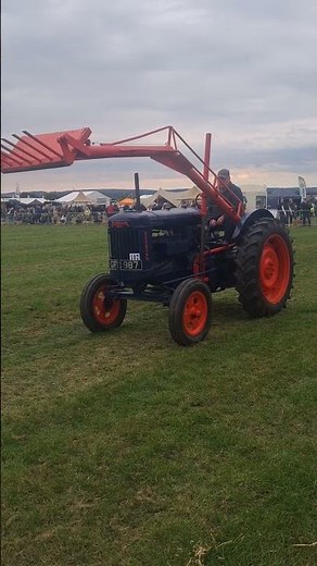 Fordson e27n high major JCB Si-Draulic one arm loader vintage tractor Southwell ploughing match 2025