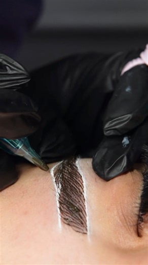 El microblading es una técnica de micropigmentación de cejas que crea un efecto pelo a pelo, dibujando vellos finos y realistas para lograr cejas super naturales 🤍 A diferencia del microblading convencional con inductor, en Bezalú lo realizamos con demógrafo, lo que permite adaptar la técnica a todo tipo de piel y lograr una mejor retención del pigmento, cuidando el resultado y la durabilidad. Cuando la técnica correcta se combina con la herramienta adecuada, el resultado no solo se ve más real