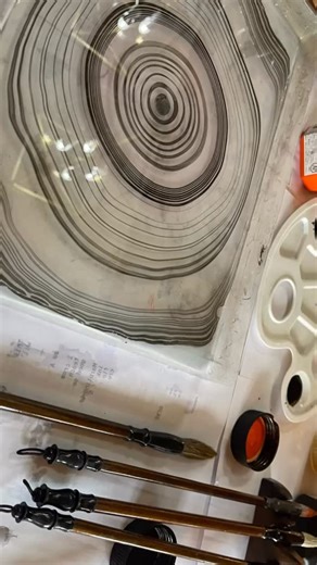 🇫🇷 Le Suminagashi, l’art japonais du marbrage à l’encre, est l’une de mes pratiques calme et méditatives préférées. Il n’y a aucun contrôle — seulement l’encre, l’eau, le souffle et la patience. Observer les motifs se former, c’est comme regarder les pensées passer — belles, éphémères et libres d’être ce qu’elles sont. #suminagashi #artlent #créativitépaisible #artméditatif. 🇬🇧 Suminagashi the Japanese art of marbling with ink, is one of my favourite calm healing meditative practices. There’