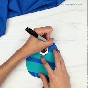 If your kids love bright and colorful craft, this paper plate fish is perfect! Get the printable template on the blog. | Simple Everyday Mom