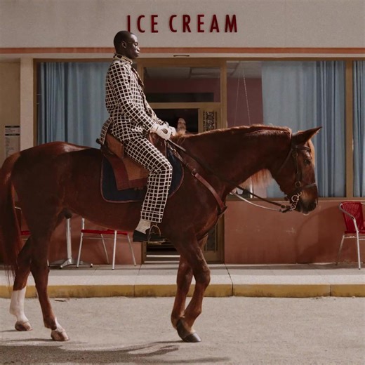 98 reactions | Valentino 2025 早秋系列：在每一刻頌揚美的存在。 踏入創意總監 Alessandro Michele 所勾勒的完整故事。 | Valentino | Facebook