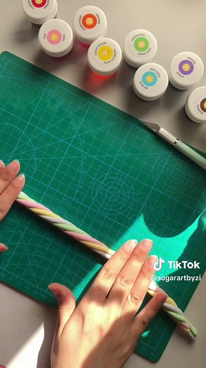 How to Make Fondant Lollipops at Home