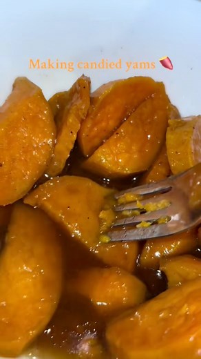 I only make candied yams on the stove top. Small portion just for me bc I can’t wait for thanksgiving 🥰 The sugar mixture i used: 1 cup white sugar 1 cup brown sugar 2 tsp salt Then added a dash of nutmeg Cinnamon Few drops of vanilla Covered it and let it dook down into a syrup Once it was cooked down and potatoes were tender i turned off the heat and added some butter Waited for that to slowly melt then it’s ready to eat! #thanksgiving #food #candiedyams #swetpotato #Foodie #Recipe #soulfood 