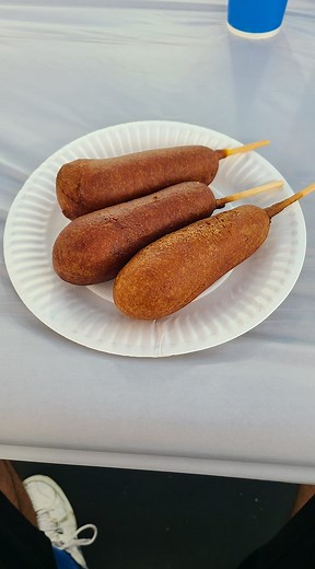 Corn dog eating contest, qualifying round at the California State Fair from last weekend. We had 4 minutes to eat as many corn dogs as possible. Top 10 finishers would move on to the final round the next night. 🌭🌭🌭 #corndogs #hotdogs #foodies | Freak Eating