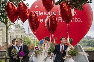 Le mariage pour toutes et tous est entré en vigueur en Suisse | RTS