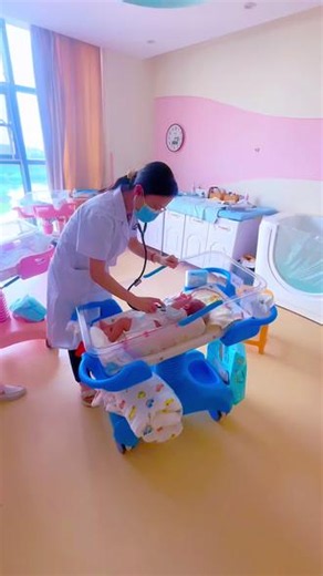 科主任查房｜爱的守护每一刻🧑‍⚕️儿科医生专注于宝宝的成长从心肺听诊到肢体动作发育观察宝宝的每一个细微变化为宝宝的茁壮成长精心护航[拳头]