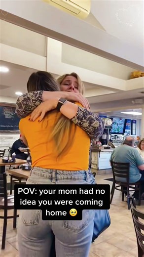 Daughter Surprises Mom at Home 🥹💐 Most Emotional Reaction!#SurpriseMom #MotherDaughter