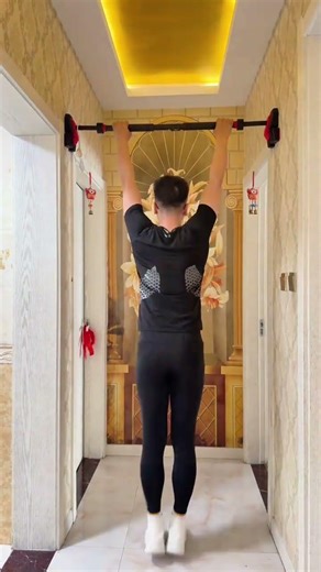 Habit of Daily Horizontal Bar Hanging: Strengthen Your Back in 5-10 Minutes