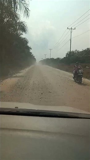 memprihatinkan jalan lintas menuju kecamatan,,, kasihan penguna kendaraan roda dua #shorts #viral