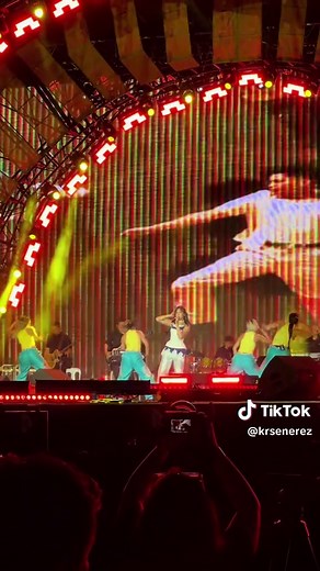 Sarah Geronimo Performs 'Umaaligid' at Wonderful Moments Festival