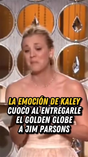 La emoción de Kaley Cuoco al entregarle el Golden Globes a Jim Parsons #bycrisz #kaleycuoco #jimparsons #sheldoncooper #thebigbangtheory