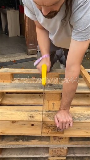 El Arte de la Carpintería on Instagram: "🪚 Aprende carpintería fácil y creá tus propios muebles desde casa 🛠️ Tips, técnicas y proyectos que sí funcionan 💡 #CarpinteríaCreativa #DIYCarpintería #MueblesHechosAMano #WoodworkingTikTok #ProyectosDIY"