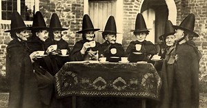 39 Interesting Photos That Capture Women in Witch Costumes From the Early 20th Century
